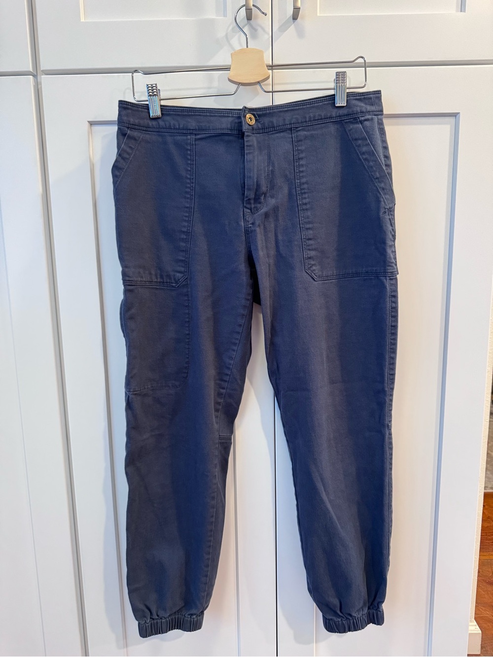 The North Face Navy Cargo Jogger Pants. Size 6